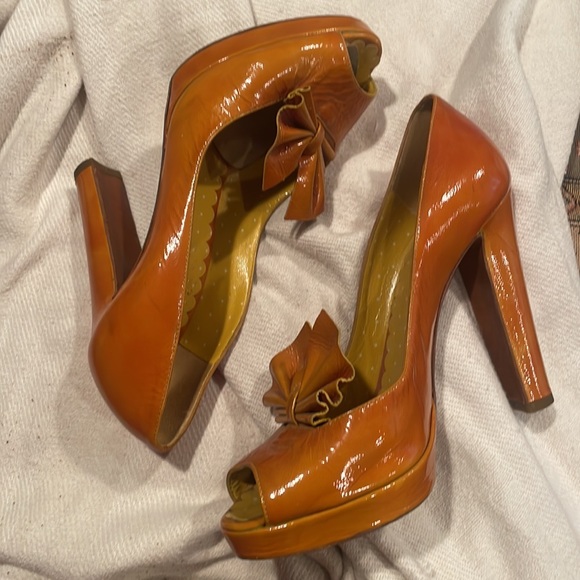 Vintage yellow Moschino high heel shoes, worn once size 8 - Picture 11 of 11